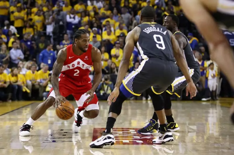 Kawhi Leonard des Toronto Raptors lors d'un match de NBA (© Ezra Shaw / AFP)
