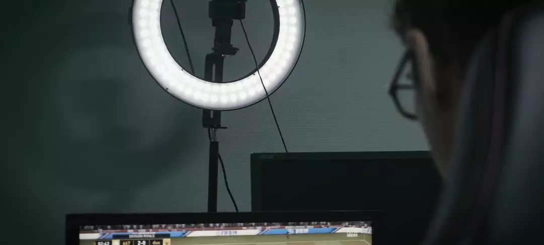 Etudiant lyonnais pendant sa formation de création de contenus en live streaming sur twitch