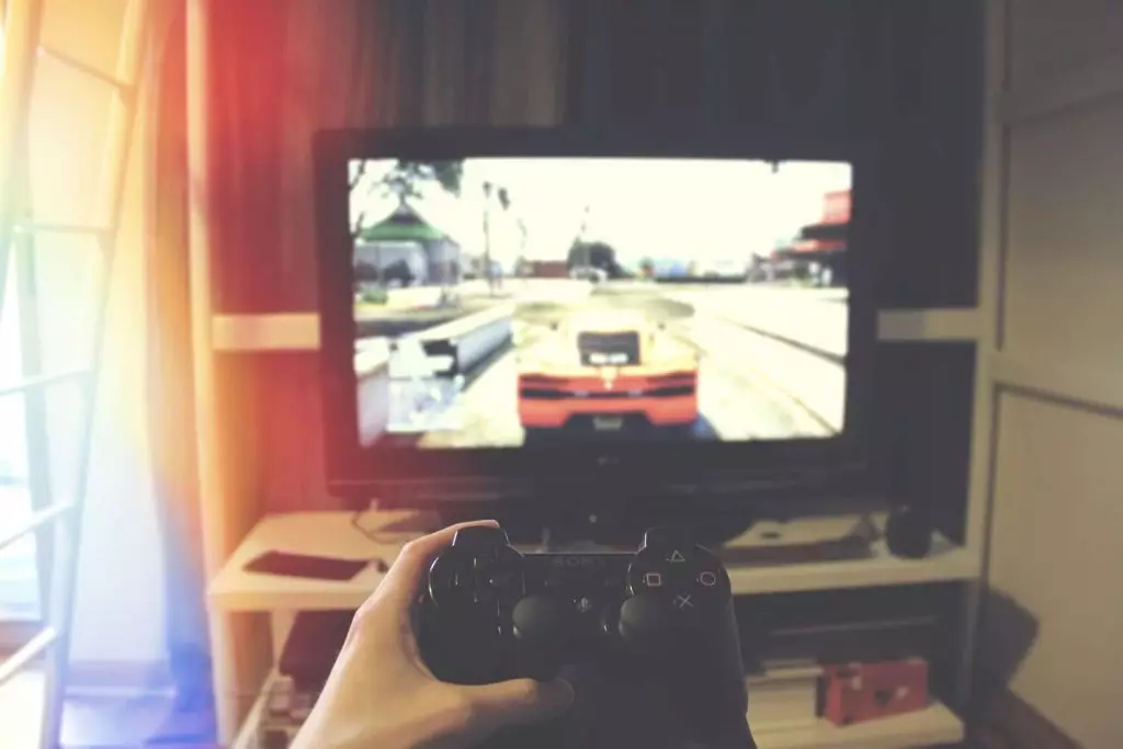 Image d'un joueur de jeu vidéo devant son ordinateur