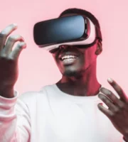 Un étudiant G. Tech réalisant un test de son jeu en réalité virtuelle