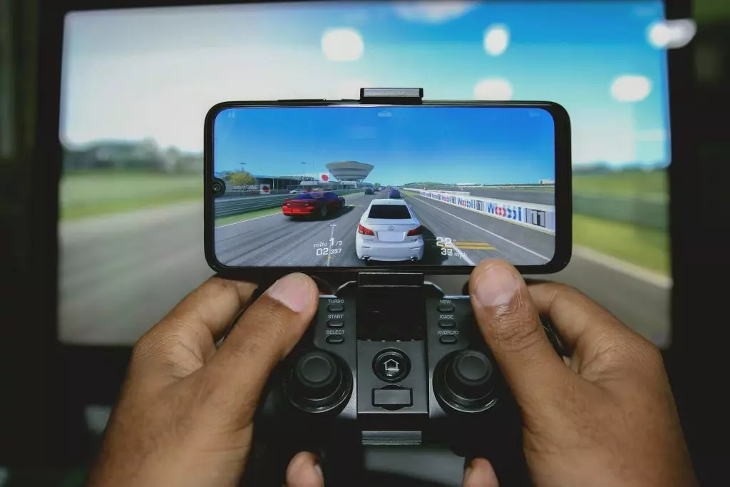 Photo d'un jeu vidéo sur smartphone avec manette
