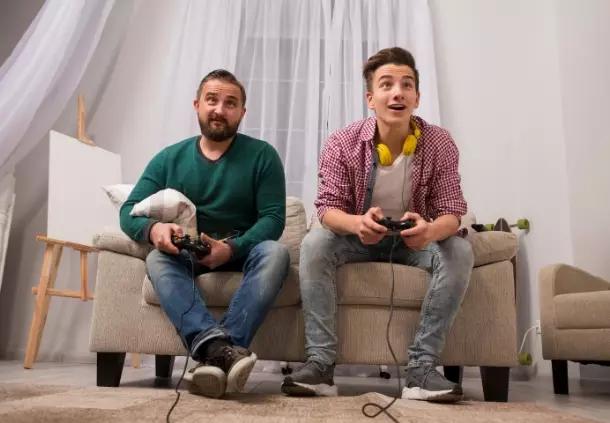 Deux hommes qui jouent aux jeux vidéo