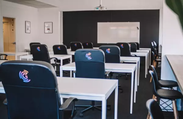 Une salle de brief dans laquelle les étudiants de Lyon mènent leurs projets