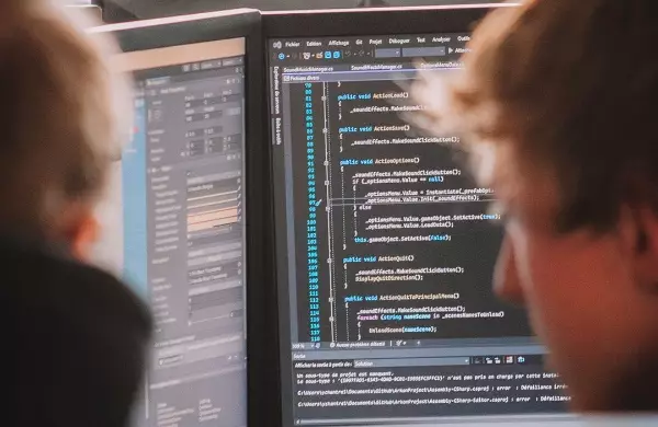 Deux étudiants de l'école G. Tech Lyon en train d'apprendre à développer