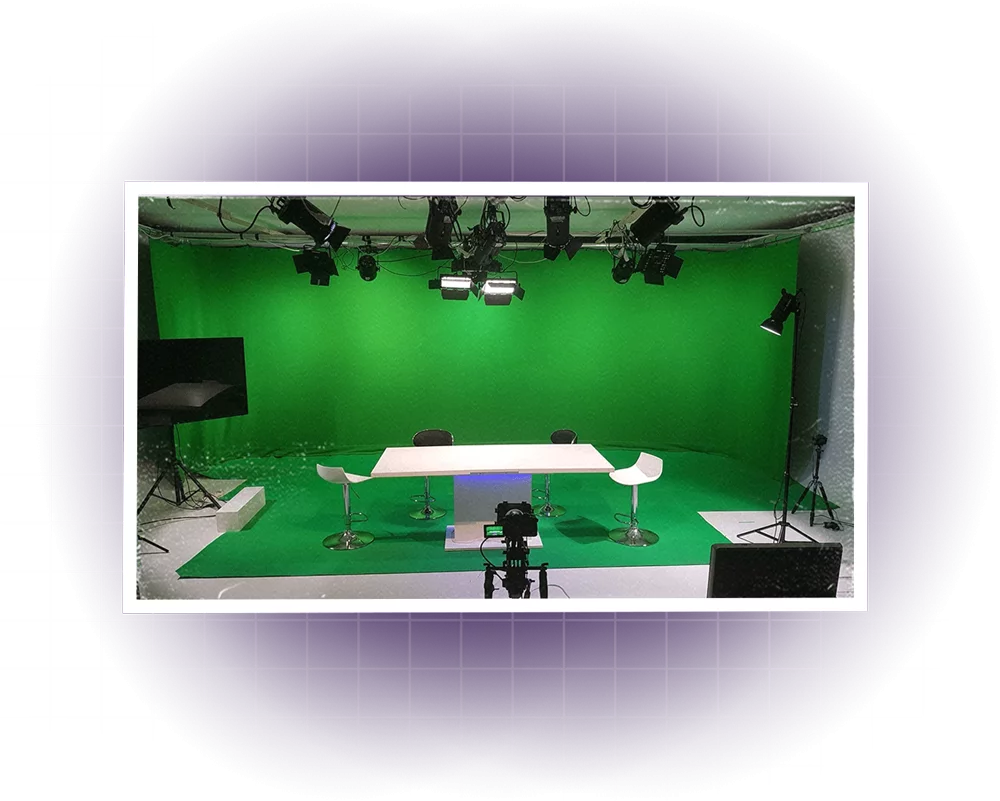 Pour un projet de création de vidéo, un vidéaste jeux vidéo sera amené à travailler dans un studio et capable d'utiliser un fond vert