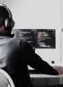 Un apprenant devant son ordinateur avec du code informatique