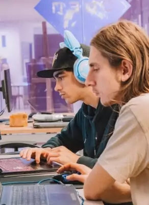 Un apprenant devant son écran en train de faire du game design