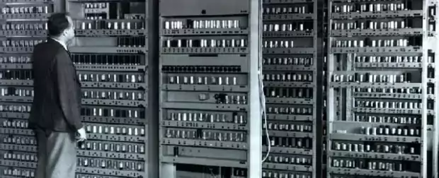 Le volumineux ordinateur EDSAC, sur lequel tourne OXO