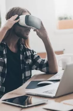 Etudiant qui test son application 3D avec un casque VR