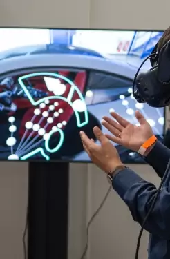 Un étudiant qui apprend dans une application de formation VR