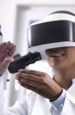 Dans un hopital, un medecin avec un casque VR