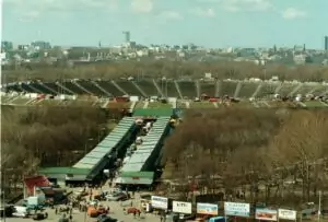 Détruit pendant la guerre, le Stadion DziesięcioleciaL est reconstruit en 1954. Il accueillera le plus grand marché noir d’Europe, jusqu’à la fin des années 90 (Source)