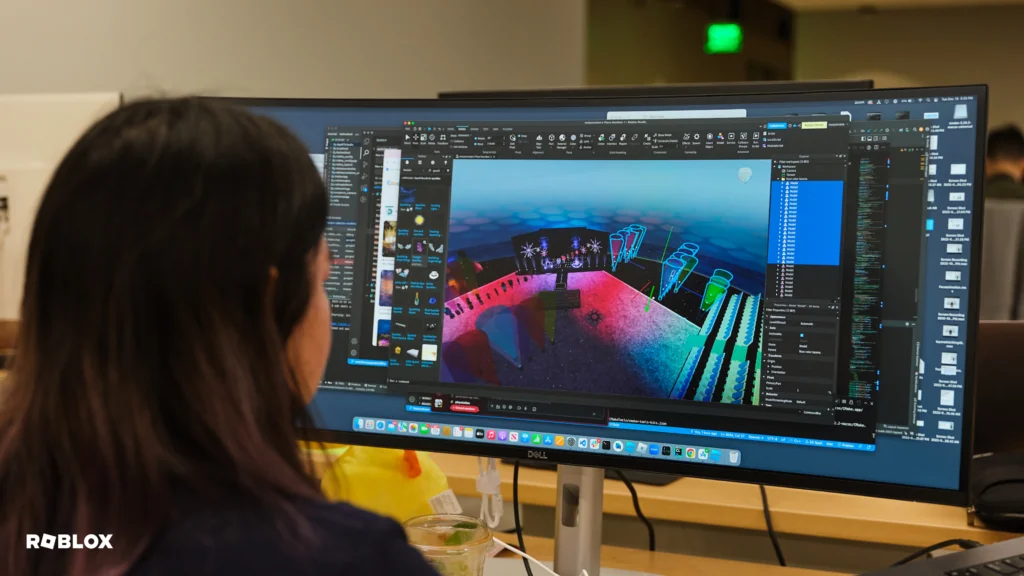 Une créatrice construit une scène 3D dans Roblox Studio, avec l'explorateur et le panneau de propriétés ouverts